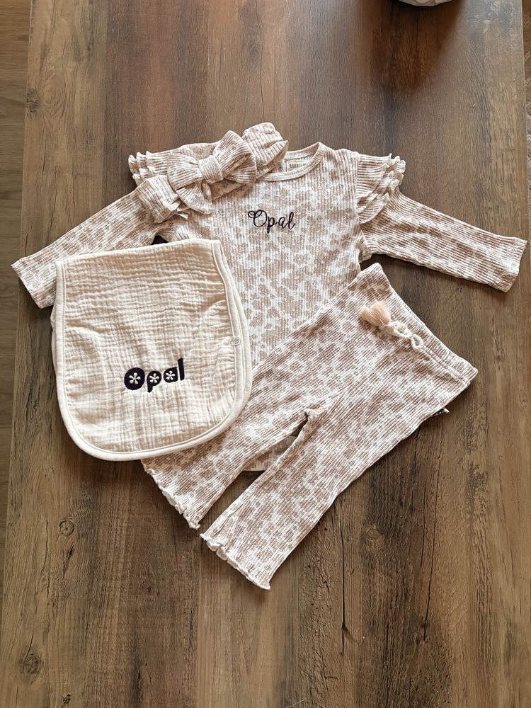 Ribbed cotton baby set with the baby's name embroidered in two spots